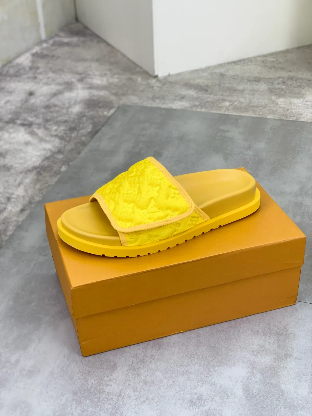 Men's shoes 💰P320 💰[New style]🆘 Original quality [LOUIS VUITTON] The popular Louis Vuitton LV men's slippers on the official website are on sale simultaneously! Original fabric imported from Italy, original factory special supply, code number: 38-44 (45 customized), many colors available